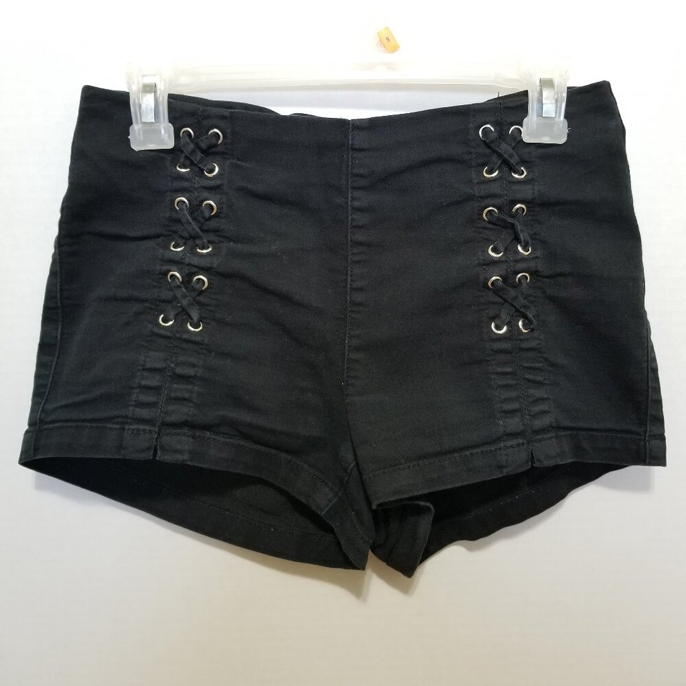 Rue 21 shorts 5/6 decorative eyelet lace up front stretch shortie goth punk